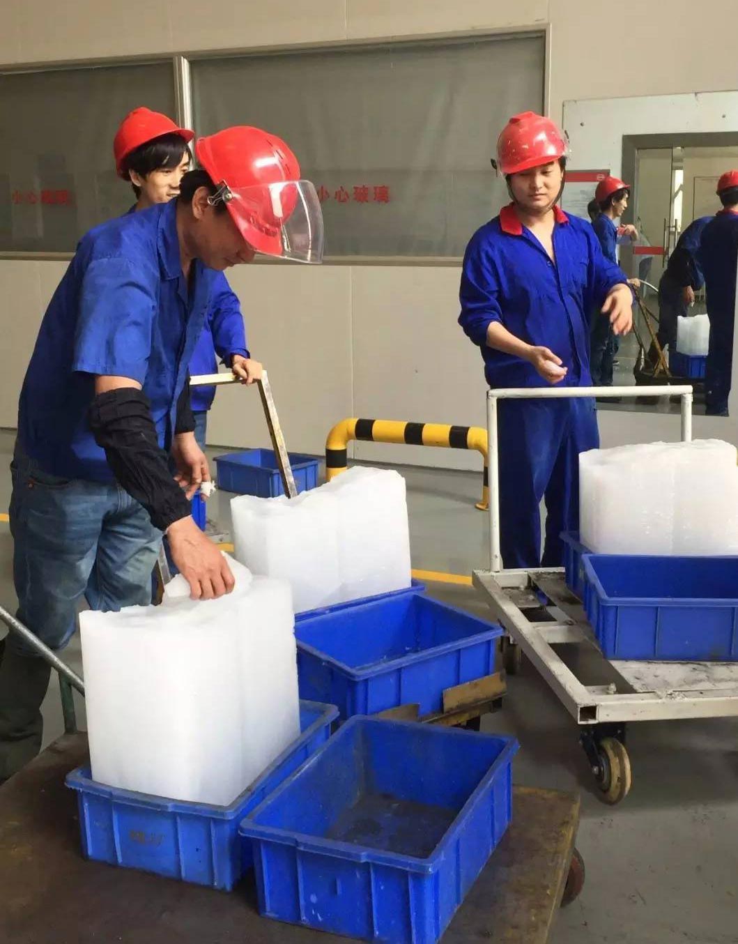 送料機(jī)車間布置冰塊 送料機(jī)車間布置冰塊