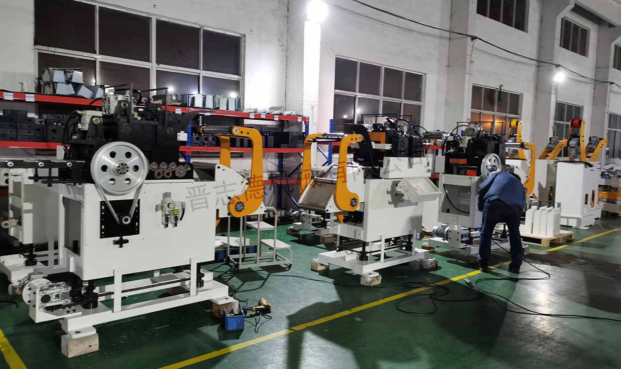 送料機(jī)工廠中秋節(jié)裝配 送料機(jī)工廠中秋節(jié)裝配